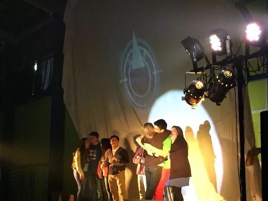 他们被平等和尊重地对待，而不是被规训为一棵韭菜丨周末