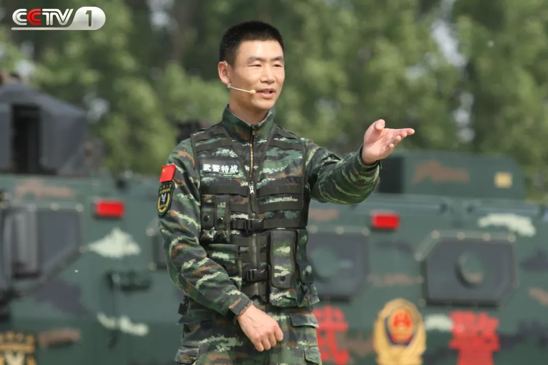 *击狙**“王中王”是怎样练成的？今晚十点半档，听*警武**猎鹰突击队特战三大队大队长王占军“开讲”！