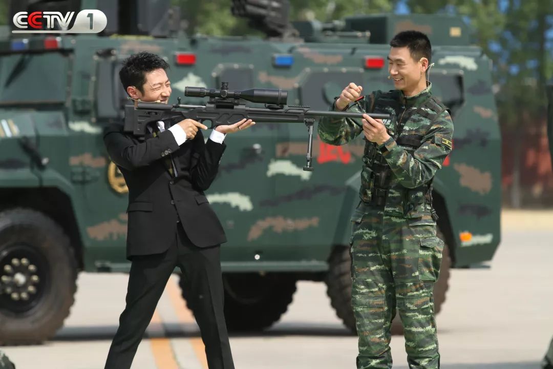 *击狙**“王中王”是怎样练成的？今晚十点半档，听*警武**猎鹰突击队特战三大队大队长王占军“开讲”！