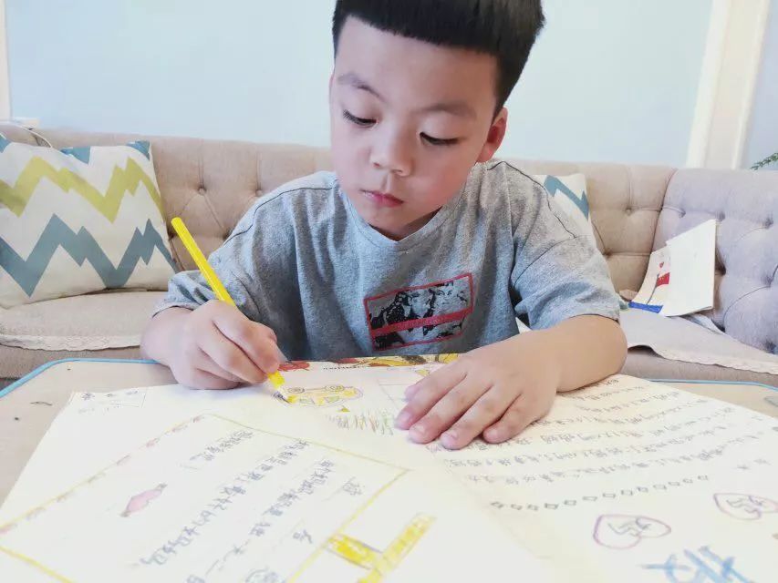 品味翰墨文香，记录阅读时光——丁荷111班阅读小报