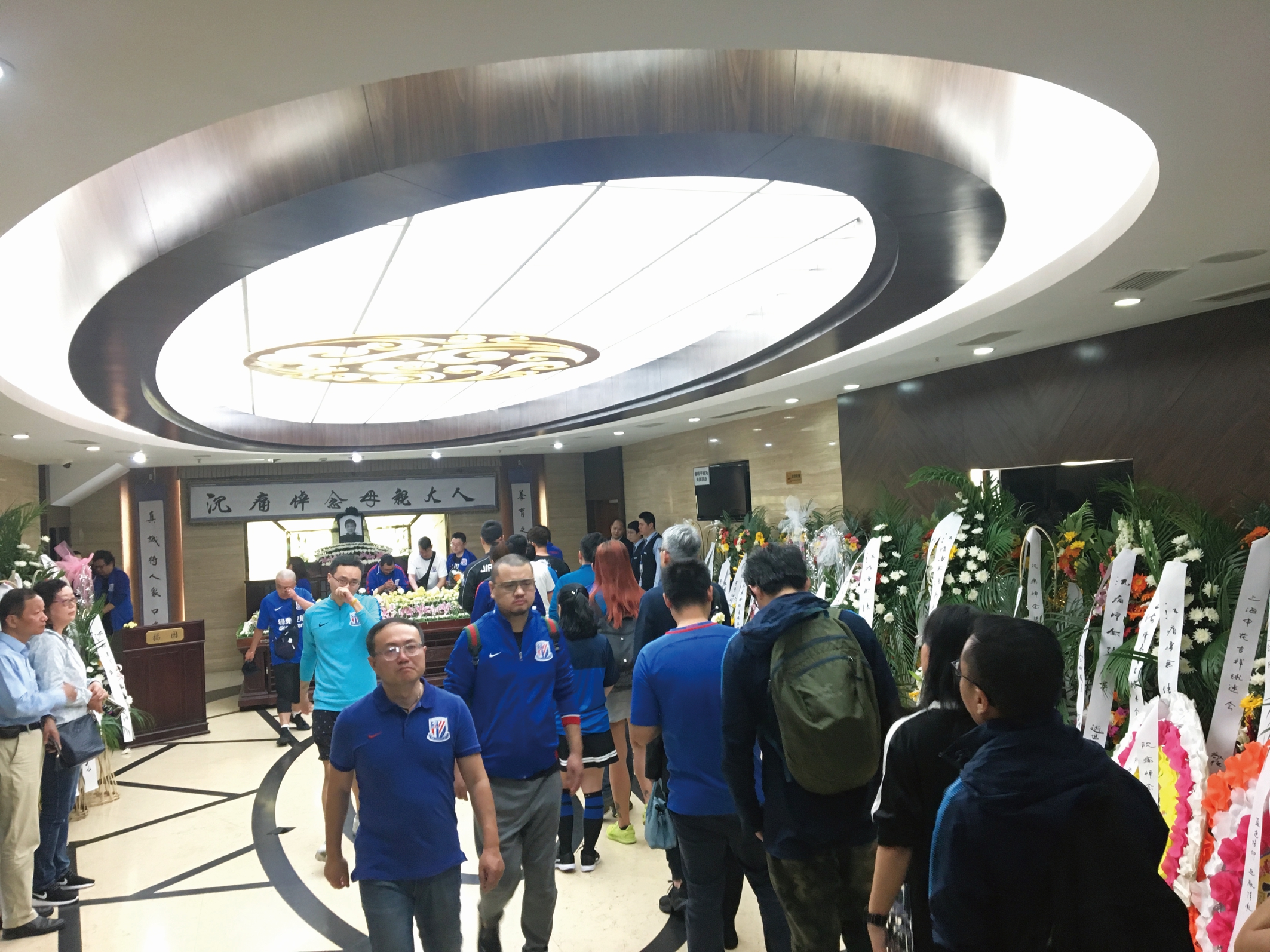 最美的花化成夜空最亮的星，王大雷送花篮哀悼张阿姨引球迷点赞