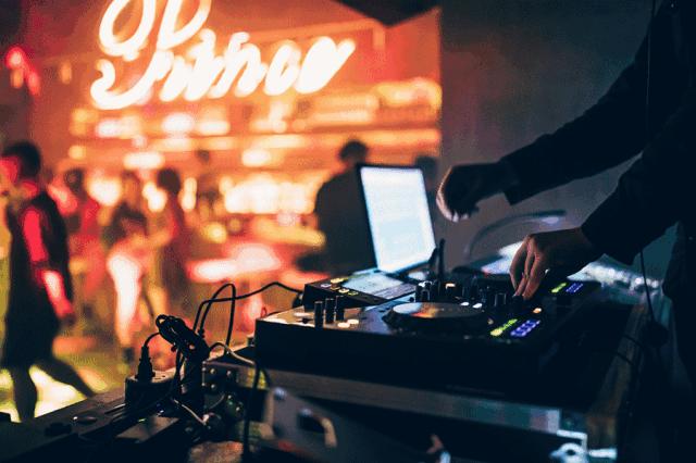 灵隐深处竟然藏着一座蹦迪盒子！蔓越莓味的野格你肯定没喝过！新店