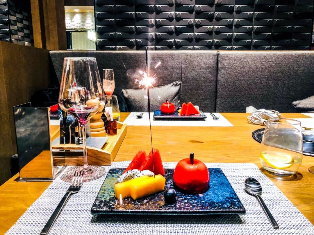 灵隐深处竟然藏着一座蹦迪盒子！蔓越莓味的野格你肯定没喝过！新店