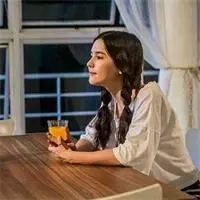 买红糖里面竟然有东西,买散装的红糖不甜特别红是真的吗