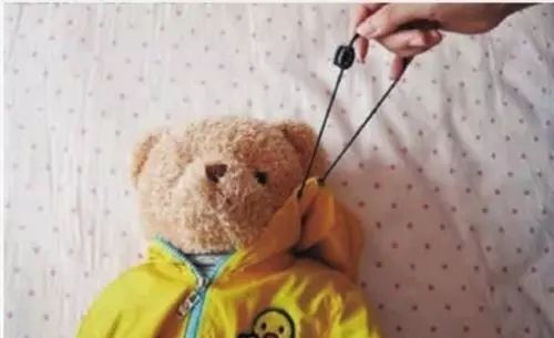 小思基维权｜儿童衣服上有绳带不符合国标，可以申请退一赔三吗？