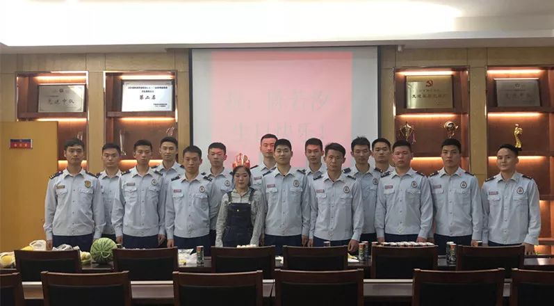 热泪盈眶！16名“蓝朋友”集体为这位四川姑娘庆生！