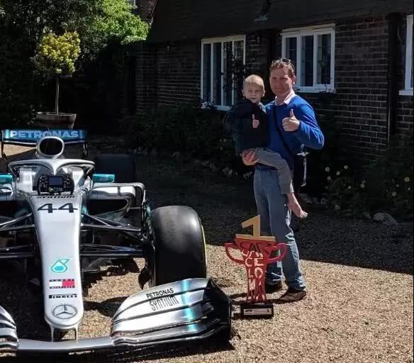 他为5岁患癌孩子空运F1赛车，她95岁再捐1711万元