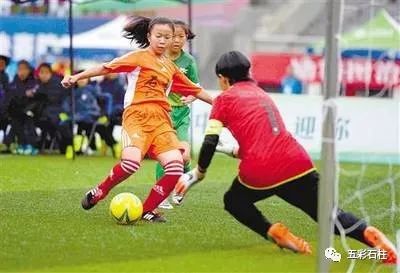 人民日报男孩踢球,人民日报小学生足球频道