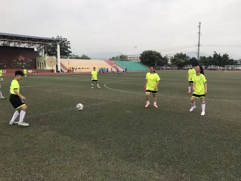 紧张激烈~贵港上演足球小子真人版！