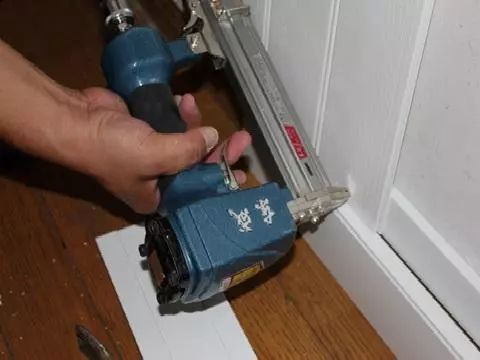 电视背景墙用木饰面还是护墙板,护墙板塑料阴阳角施工教程视频