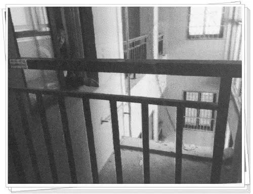 15岁少年强奸7岁女童将其从25楼推下摔死，其父：孩子我不管