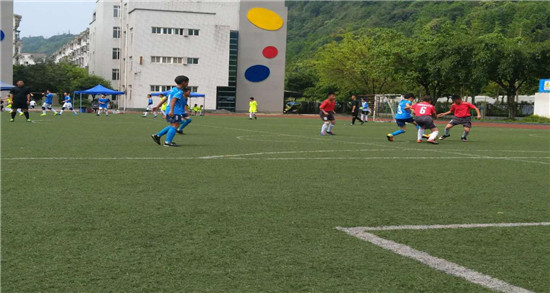 和龙中心校卫冕雨城区小学生“萌芽杯”足球锦标赛冠军