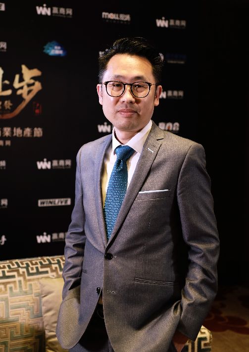 52岁的翠华，变了！