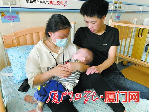 小孩误吞纽扣电池卡在食道口,误吞纽扣电池两幼童食道被腐蚀