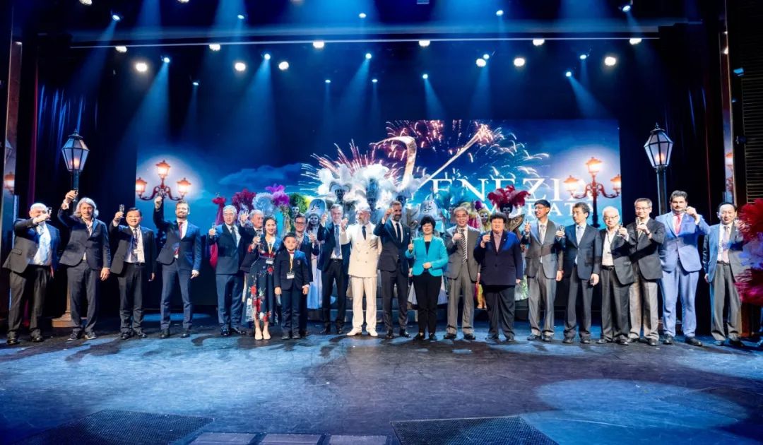 歌诗达邮轮最大最新的威尼斯号，今日在吴淞口国际邮轮港开启中国母港首航！