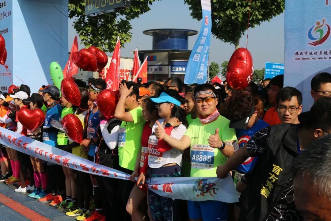 为爱奔跑志愿者不惜劳累,为爱奔跑爱心奉献