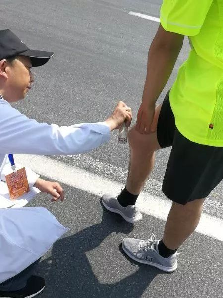 为爱奔跑志愿者不惜劳累,为爱奔跑爱心奉献