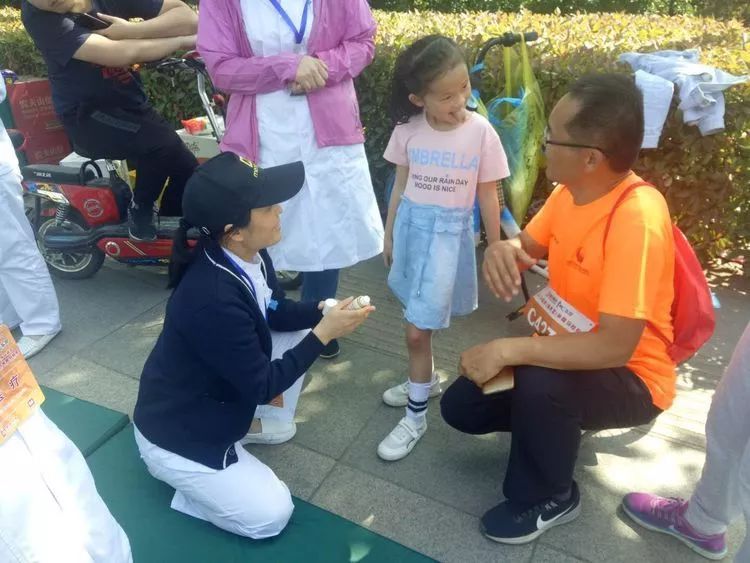 为爱奔跑志愿者不惜劳累,为爱奔跑爱心奉献