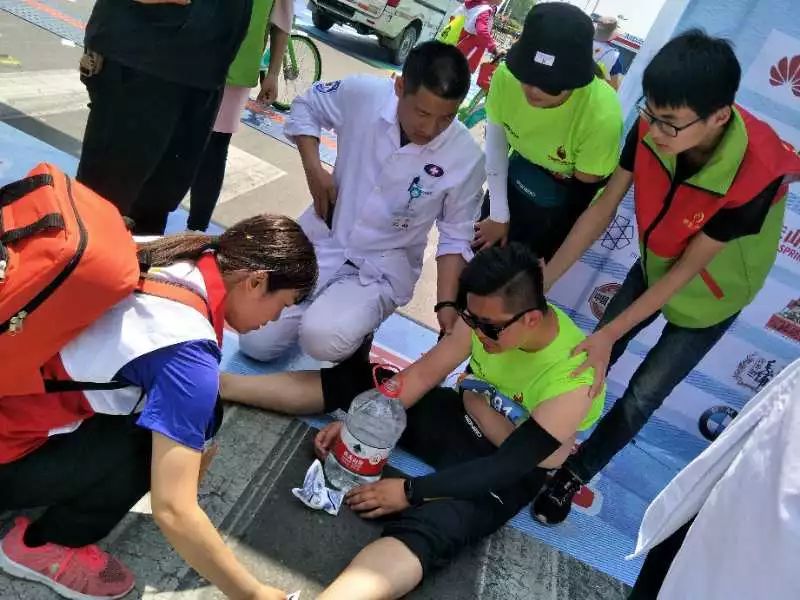 为爱奔跑志愿者不惜劳累,为爱奔跑爱心奉献