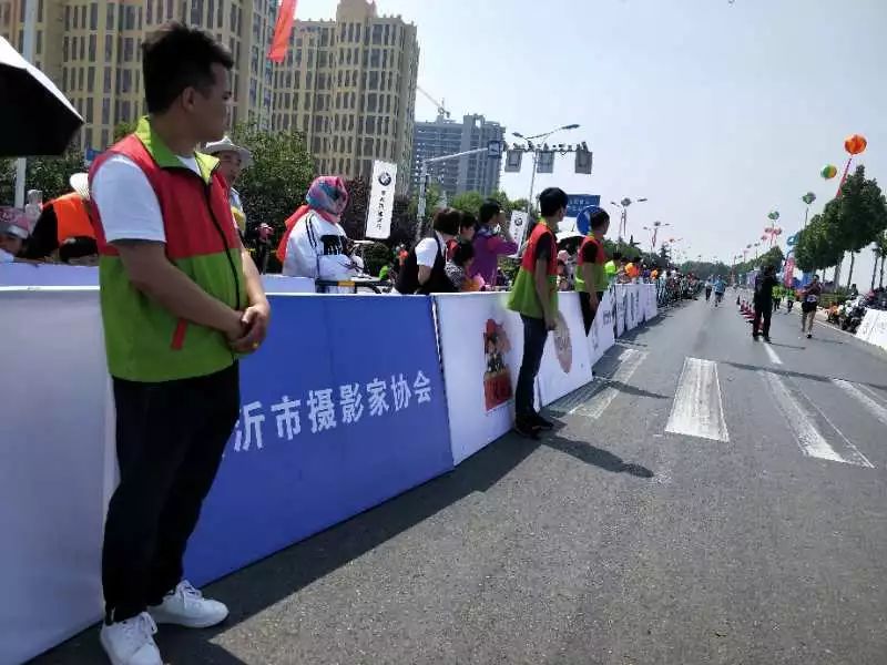 为爱奔跑志愿者不惜劳累,为爱奔跑爱心奉献