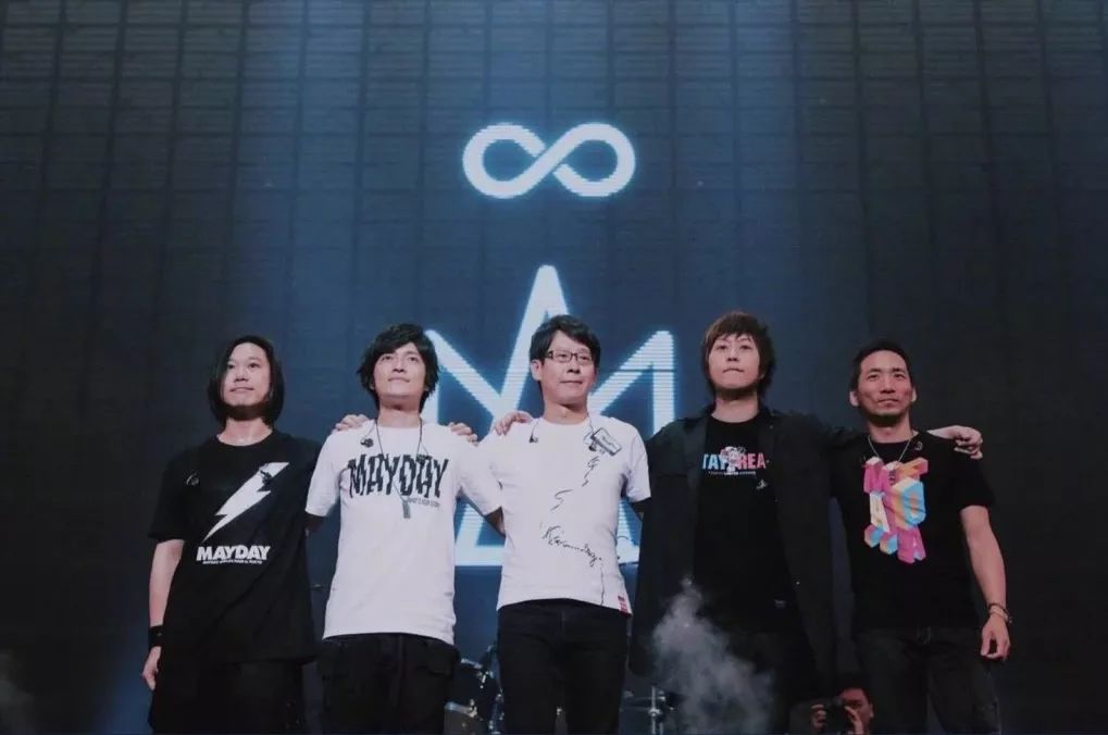 LOOK|*月天五**新电影·里面有你吗？