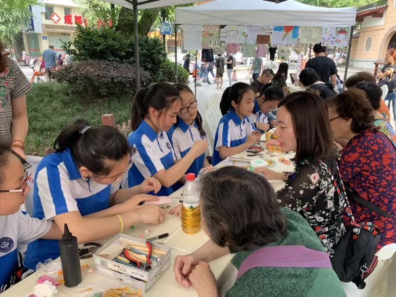 把课堂搬进大自然里,把课堂搬进剧场趣味演绎知识