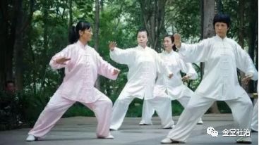 街道龙舟赛视频,龙舟嘉年华集市