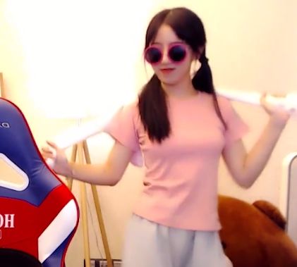 呆妹黑色吊带裙,呆妹儿流鼻血