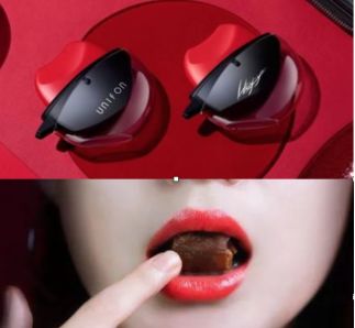 看，那些老人又在研究我们了