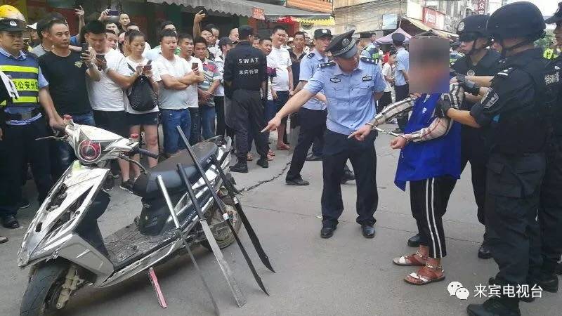 一群精神小伙打架路人拿关公刀,多人持棍棒打砸电动车