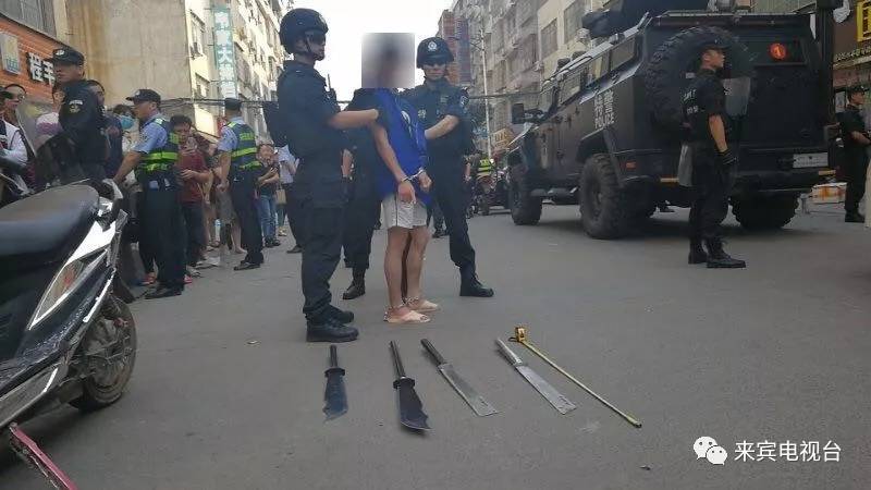 一群精神小伙打架路人拿关公刀,多人持棍棒打砸电动车