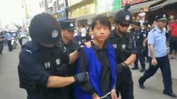 一群精神小伙打架路人拿关公刀,多人持棍棒打砸电动车