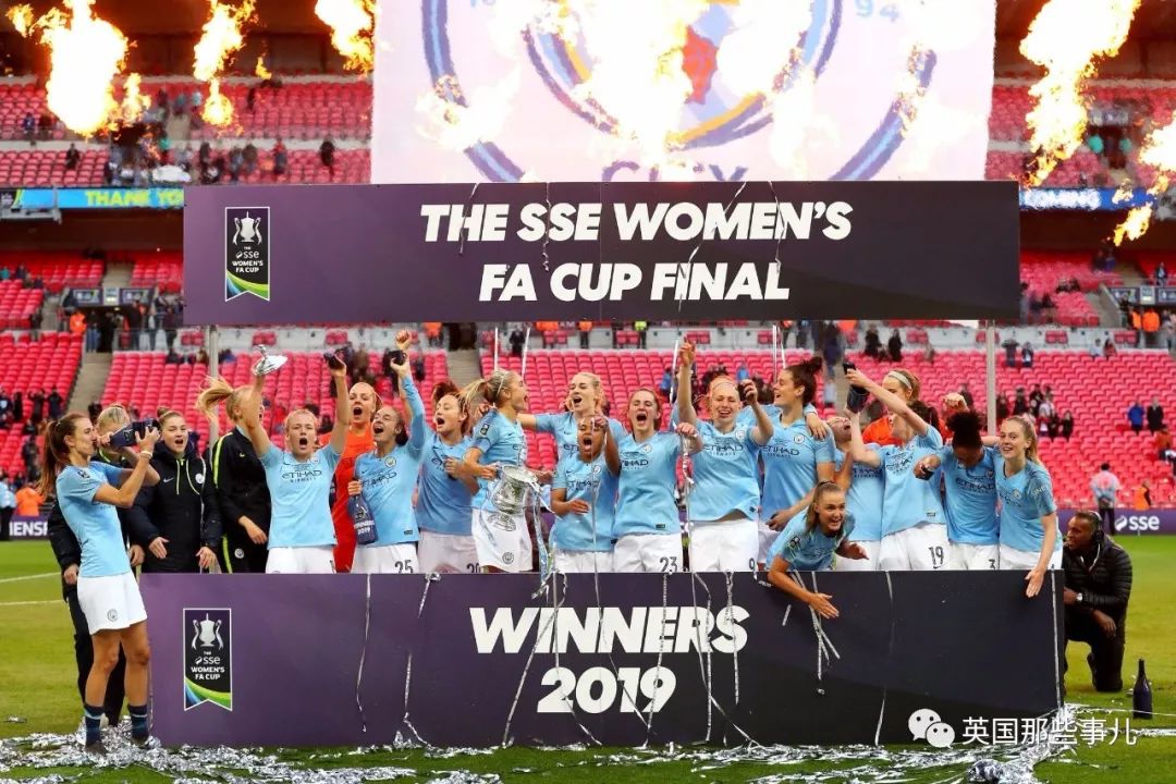 「vlog」登上球队大巴，被几万球迷包围，曼城四冠王夺冠巡游简直不能更嗨！