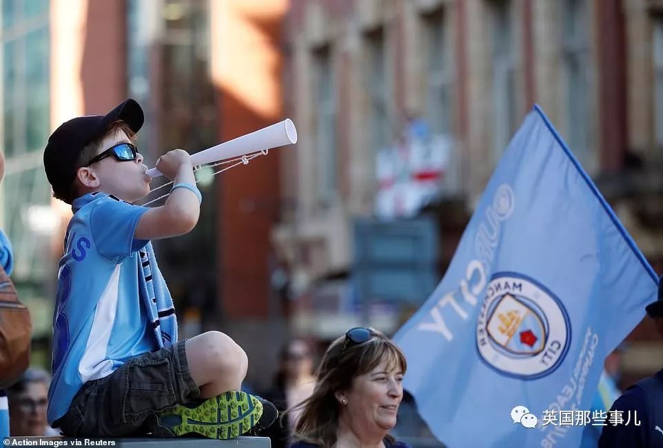 「vlog」登上球队大巴，被几万球迷包围，曼城四冠王夺冠巡游简直不能更嗨！