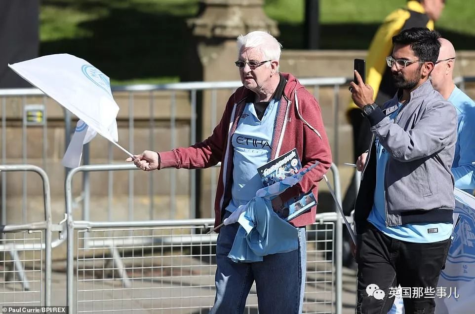 「vlog」登上球队大巴，被几万球迷包围，曼城四冠王夺冠巡游简直不能更嗨！