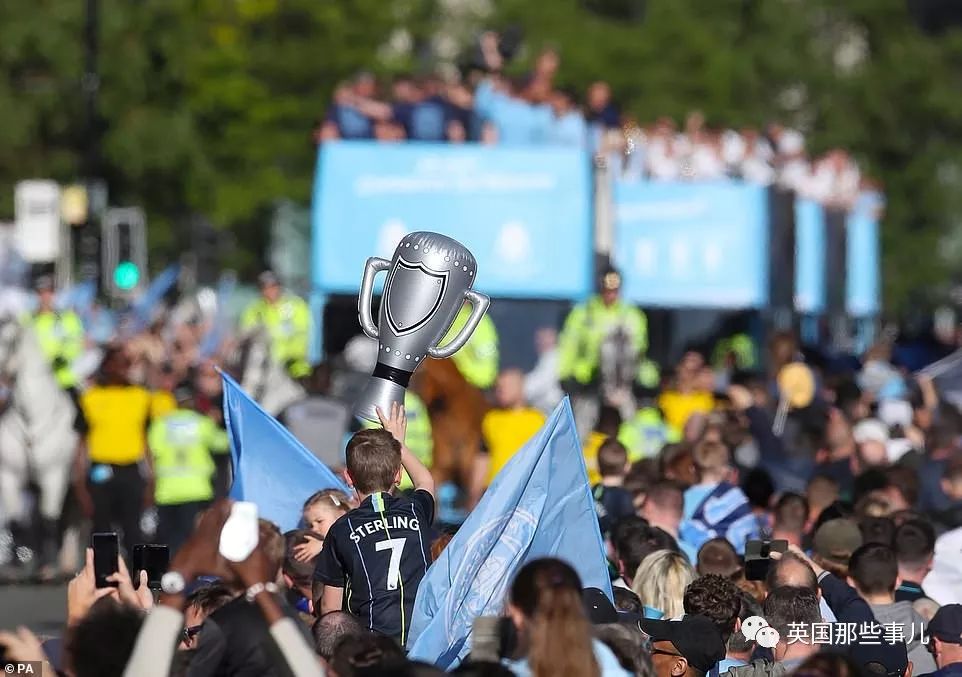 「vlog」登上球队大巴，被几万球迷包围，曼城四冠王夺冠巡游简直不能更嗨！