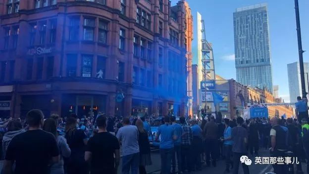 「vlog」登上球队大巴，被几万球迷包围，曼城四冠王夺冠巡游简直不能更嗨！