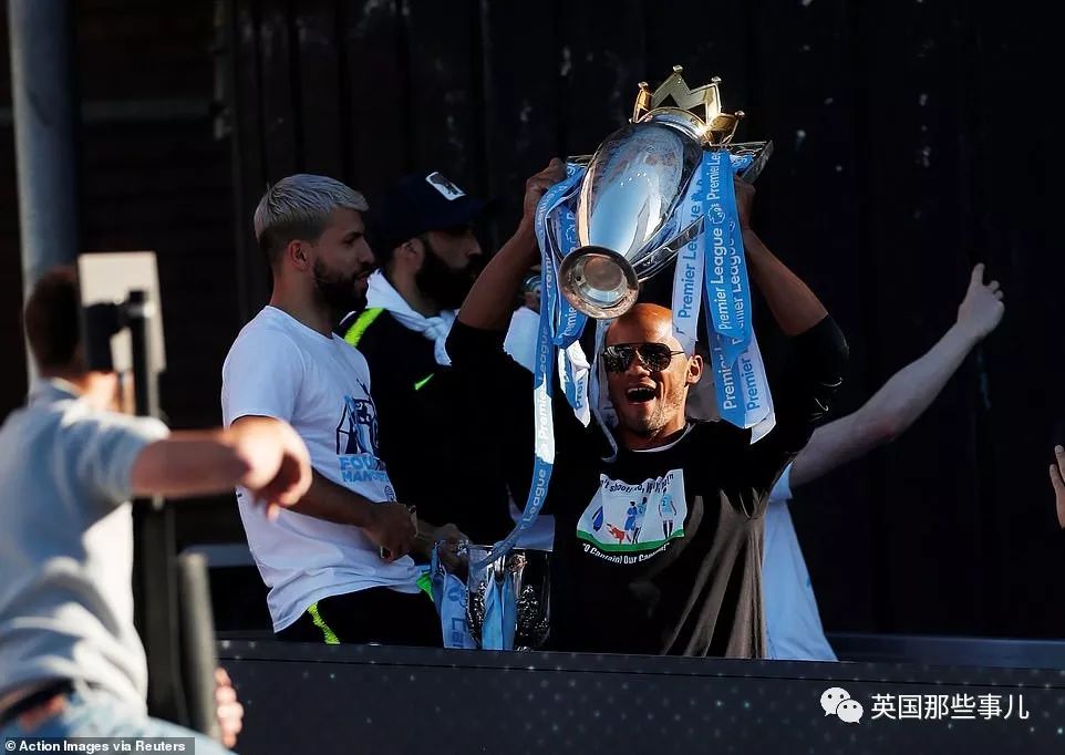 「vlog」登上球队大巴，被几万球迷包围，曼城四冠王夺冠巡游简直不能更嗨！