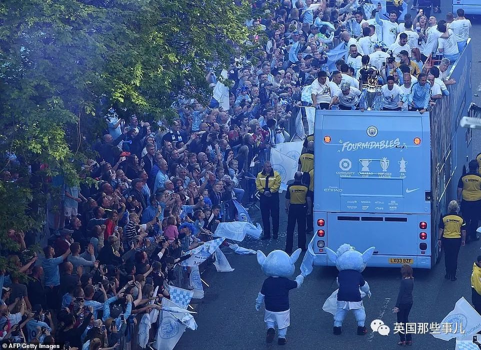 「vlog」登上球队大巴，被几万球迷包围，曼城四冠王夺冠巡游简直不能更嗨！