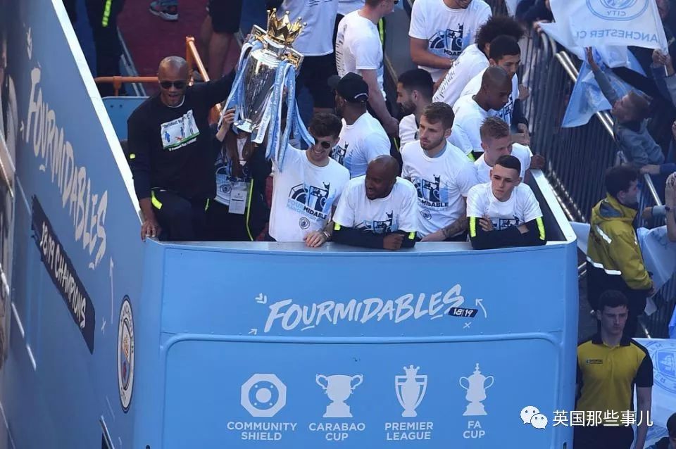 「vlog」登上球队大巴，被几万球迷包围，曼城四冠王夺冠巡游简直不能更嗨！