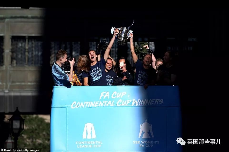 「vlog」登上球队大巴，被几万球迷包围，曼城四冠王夺冠巡游简直不能更嗨！