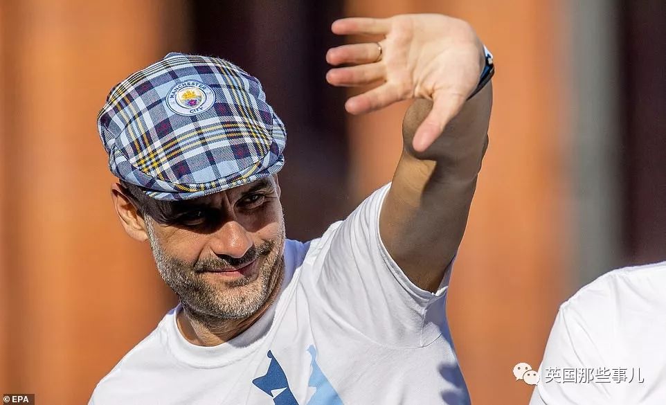 「vlog」登上球队大巴，被几万球迷包围，曼城四冠王夺冠巡游简直不能更嗨！