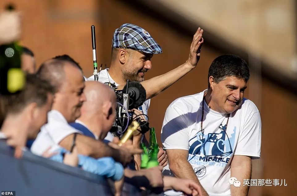 「vlog」登上球队大巴，被几万球迷包围，曼城四冠王夺冠巡游简直不能更嗨！