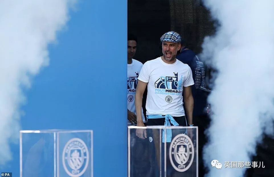 「vlog」登上球队大巴，被几万球迷包围，曼城四冠王夺冠巡游简直不能更嗨！