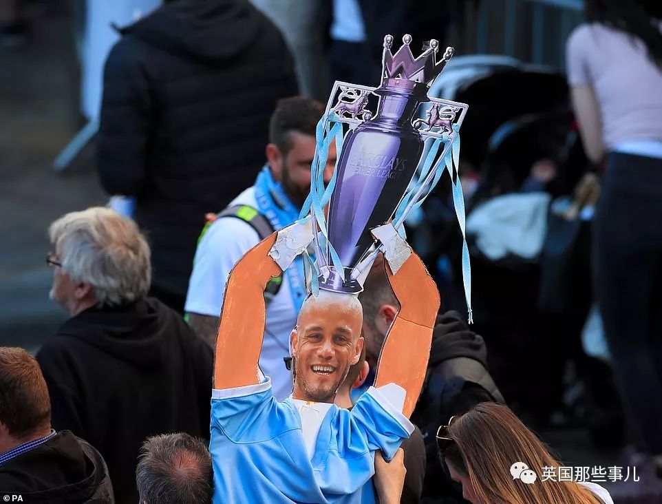 「vlog」登上球队大巴，被几万球迷包围，曼城四冠王夺冠巡游简直不能更嗨！