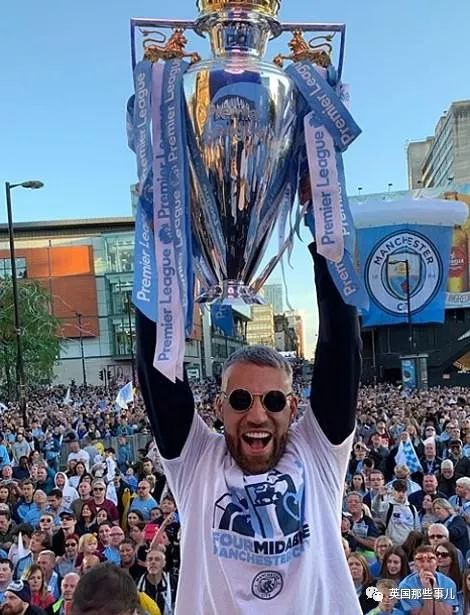 「vlog」登上球队大巴，被几万球迷包围，曼城四冠王夺冠巡游简直不能更嗨！