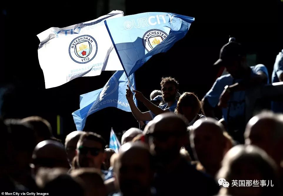 「vlog」登上球队大巴，被几万球迷包围，曼城四冠王夺冠巡游简直不能更嗨！