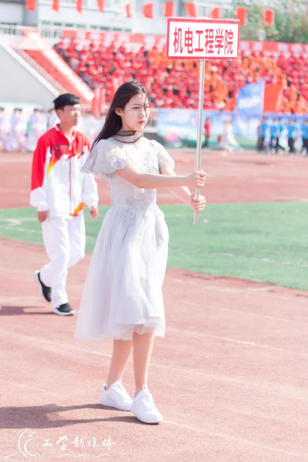 鍝堝皵婊ㄥ笀鑼冨ぇ瀛﹁繍鍔ㄤ細鍏堝濂崇,鍏堝濂崇