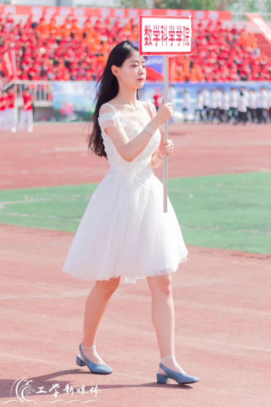 鍝堝皵婊ㄥ笀鑼冨ぇ瀛﹁繍鍔ㄤ細鍏堝濂崇,鍏堝濂崇