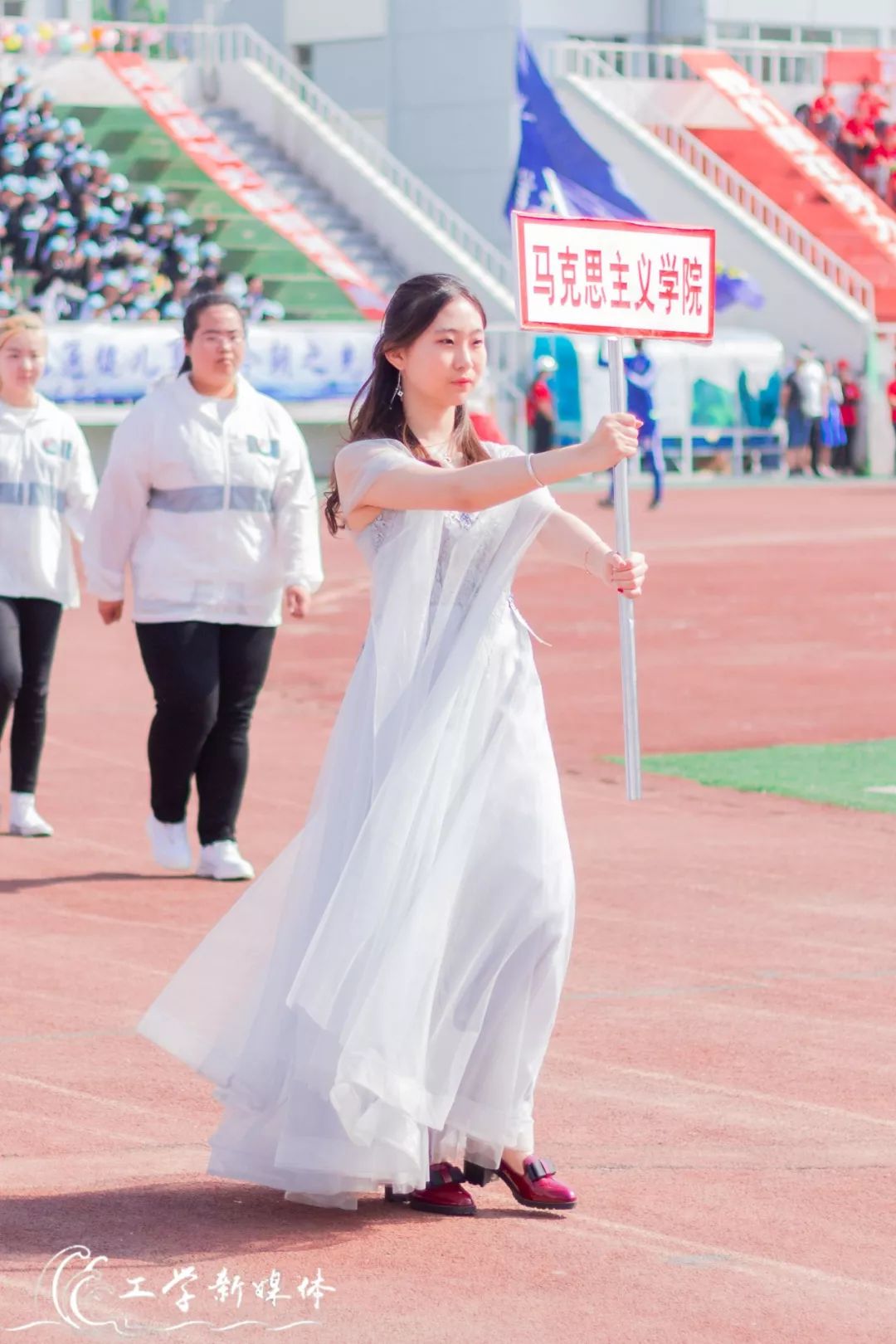 鍝堝皵婊ㄥ笀鑼冨ぇ瀛﹁繍鍔ㄤ細鍏堝濂崇,鍏堝濂崇